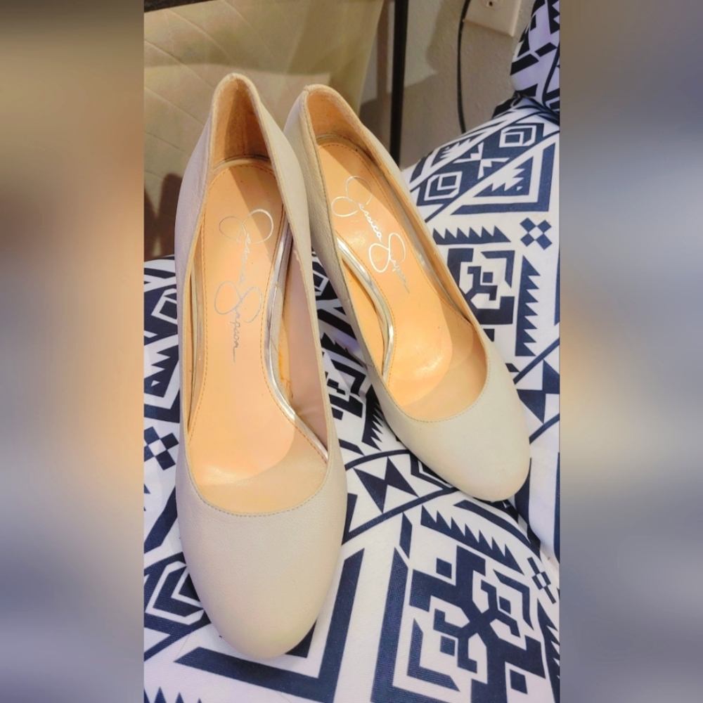 Jessica Simpson Creme color pumps